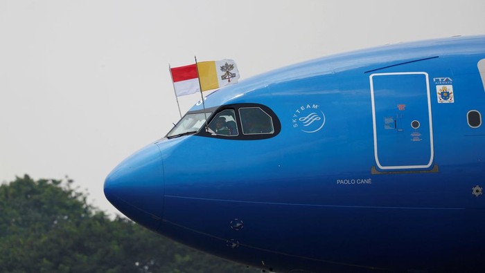 A view of the papal plane on the day Pope Francis arrives at Soekarno-Hatta International Airport during his apostolic visit to Asia, in Tangerang near Jakarta, Indonesia, September 3, 2024. REUTERS/Willy Kurniawan