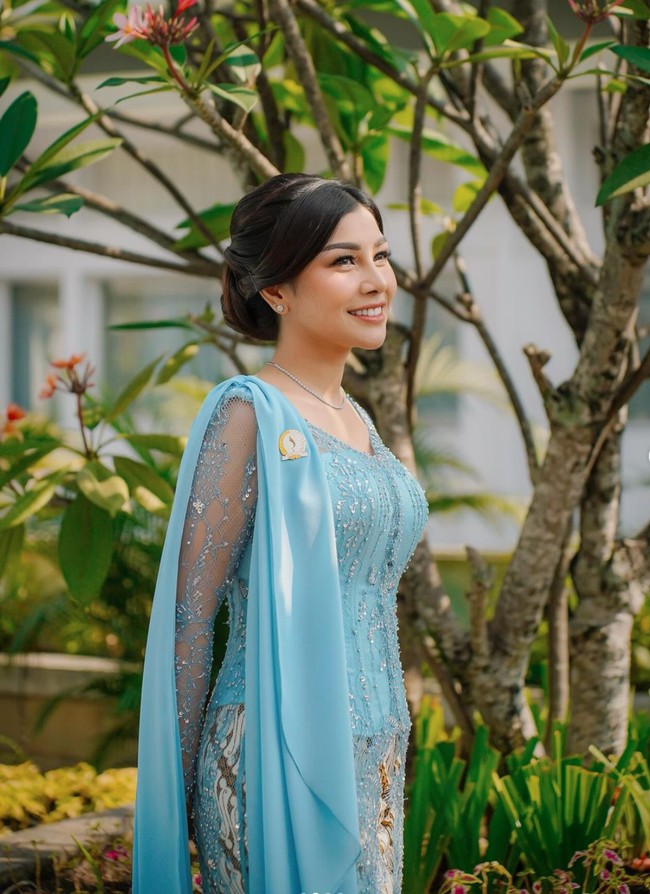 Di hari pelantikannya itu Nisya Ahmad memilih tampil anggun mengenakan kebaya. Rambutnya pun tampak tersanggul rapi. Foto: Instagram/@nissyaa