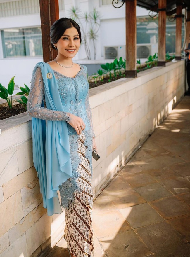 Kebaya rancangan Renzila Zuardi itu berwarna biru, melambangkan asal partai yang membawanya, Partai Amanat Nasional (PAN). Kebaya tersebut kemudian dipadukan dengan kain jarik berwarna putih dan coklat. Foto: Instagram/@nissyaa