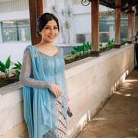 Kebaya rancangan Renzila Zuardi itu berwarna biru, melambangkan asal partai yang membawanya, Partai Amanat Nasional (PAN). Kebaya tersebut kemudian dipadukan dengan kain jarik berwarna putih dan coklat. Foto: Instagram/@nissyaa
