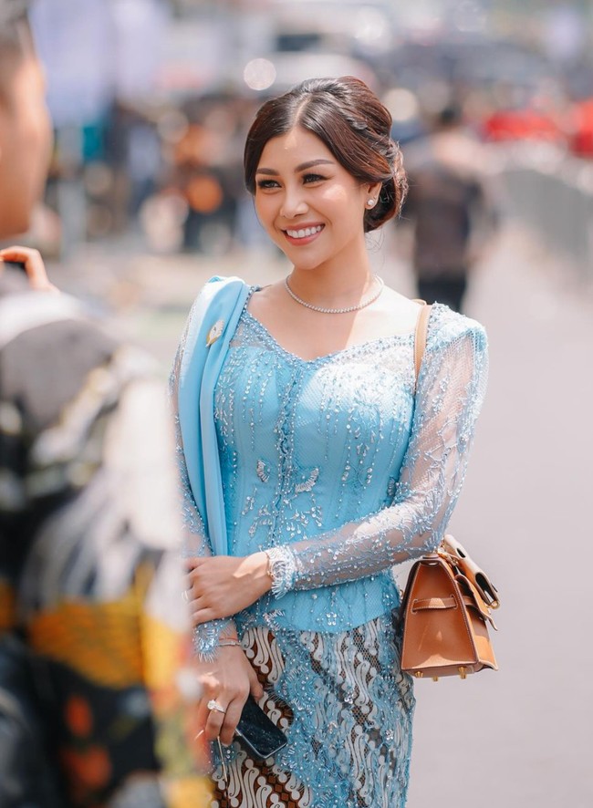 Melengkapi penampilannya, Nisya juga mengenakan beberapa perhiasan bermodel simpel, seperti, sepasang anting, kalung, gelang, dan cincin. Foto: Instagram/@nissyaa