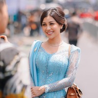 Melengkapi penampilannya, Nisya juga mengenakan beberapa perhiasan bermodel simpel, seperti, sepasang anting, kalung, gelang, dan cincin. Foto: Instagram/@nissyaa