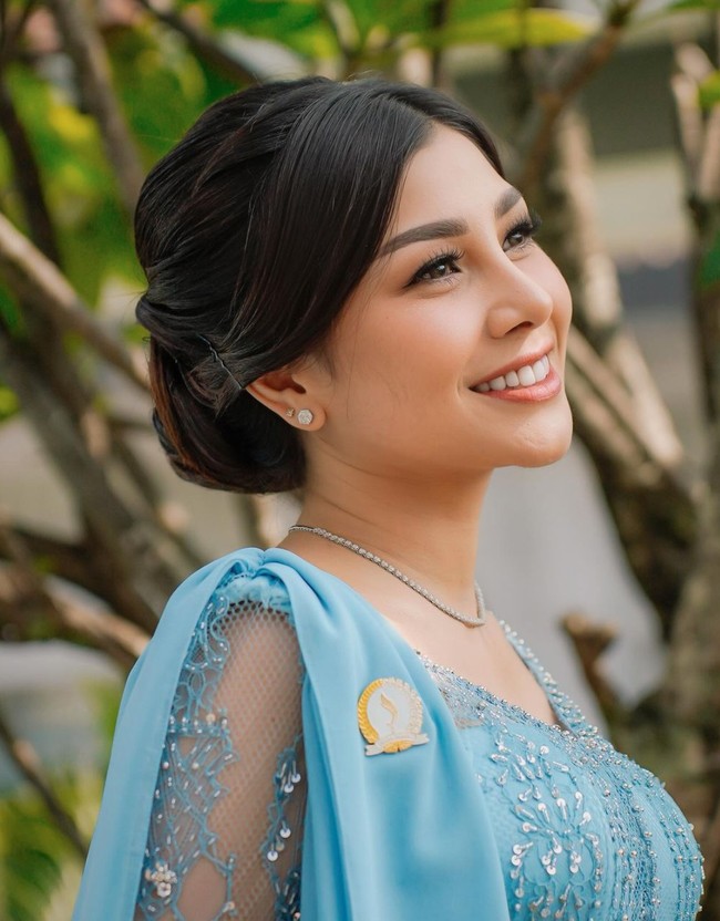 Penampilan wanita 33 tahun itu semakin menawan dengan riasan wajah dari MUA Fita Angela. Memilih tampil dengan riasan natural glam look, Nisya terlihat semakin cantik. Foto: Instagram/@nissyaa