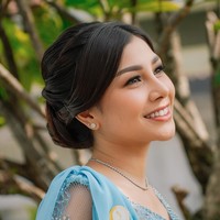 Penampilan wanita 33 tahun itu semakin menawan dengan riasan wajah dari MUA Fita Angela. Memilih tampil dengan riasan natural glam look, Nisya terlihat semakin cantik. Foto: Instagram/@nissyaa