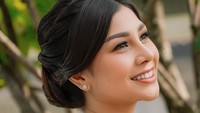 Nisya Ahmad akhirnya dilantik menjadi anggota DPRD Jabar 2024-2029 di Gedung Merdeka, Senin (2/9/2024). Nisya anggun memakai kebaya berwana biru muda. Foto: Instagram/@nissyaa
