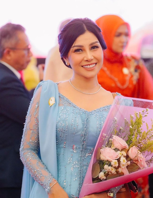 Adik Raffi Ahmad, Nisya Ahmad, baru saja mengumumkan jika dirinya dilantik menjadi anggota DPRD provinsi Jawa Barat. Kabar tersebut dibagikannya melalui unggahan di akun Instagram pribadi. Foto: Instagram/@nissyaa