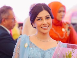 7 Gaya Nisya Ahmad Dilantik Jadi DPRD Jawa Barat, Anggun Berkebaya Biru