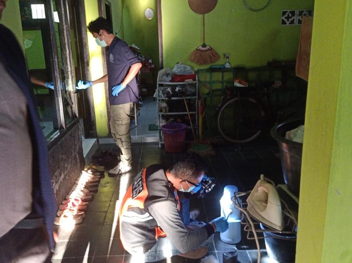 Olah TKP kasus penipuan dan pencurian bermodus terapi kesehatan gratis di Giripeni, Wates, Kabupaten Kulon Progo, Senin (2/9/2024).