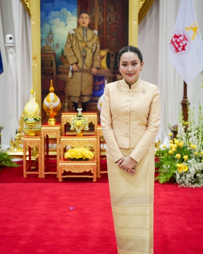 Paetongtarn Shinawatra menjadi perdana menteri Thailand setelah mendapat 319 suara dari anggota parlemen. Ia merupakan PM termuda yang pernah memimpin di Negeri Gajah sekaligus di dunia pada usia 37 tahun. Paetongtarn adalah anggota keempat dari keluarga Shinawatra yang menjabat posisi itu.Foto: Instagram Paetongtarn Shinawatra