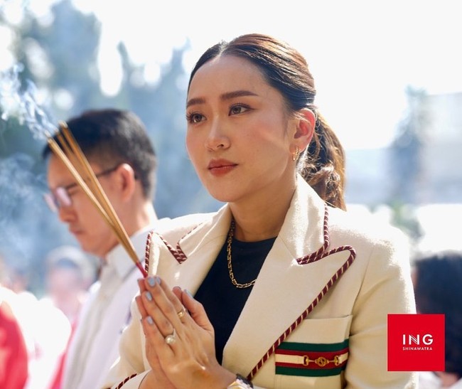 Sering mengenakan blazer, wanita kedua yang memimpin Thailand setelah bibinya, Yingluck, tersebut tak jarang memilih opsi dari brand terkenal. Kali ini, ia memakai outerwear dari Gucci. Foto: Instagram @ingshin21