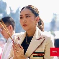 Sering mengenakan blazer, wanita kedua yang memimpin Thailand setelah bibinya, Yingluck, tersebut tak jarang memilih opsi dari brand terkenal. Kali ini, ia memakai outerwear dari Gucci. Foto: Instagram @ingshin21