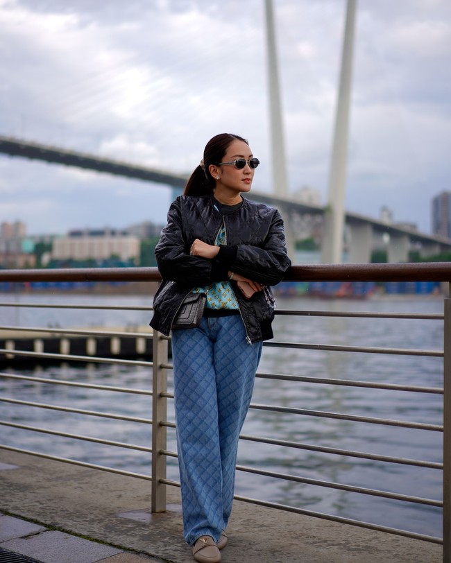 Wanita tersebut memang tidak ragu mengenakan busana dengan monogram brand mewah. Begini gayanya saat memakai blus keluaran Louis Vuitton.Foto: Instagram @ingshin21