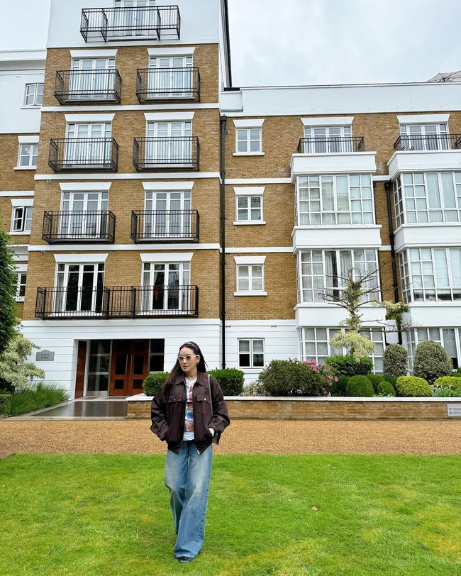 Paetongtarn Shinawatra juga mengunggah gaya kasualnya yang bisa jadi inspirasi. Ketika berkunjung ke Inggris, ibu dua anak itu terlihat memadukan jaket Miu Miu dengan tas Hermes.  Foto: Instagram @ingshin21