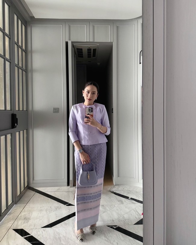 Sebagai politisi, Paetongtarn kerap tampil dengan busana tradisional dalam berbagai kesempatan. Kali ini, ia mengenakan setelan blus Ruean Ton dan kain yang dipadukan dengan tas Gucci Jackie mini bag dengan warna senada. Foto: Instagram @ingshin21
