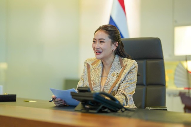 Setelah menjadi PM, Paetongtarn lebih sering menampilkan gaya yang formal. Begini outfit-nya ketika bertugas di kantor baru. Wanita itu mengenakan blazer bermotif yang dihiasi bros-bros cantik. Ia pun semakin cantik dengan full makeup. Foto: Instagram @ingshin21