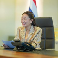Setelah menjadi PM, Paetongtarn lebih sering menampilkan gaya yang formal. Begini outfit-nya ketika bertugas di kantor baru. Wanita itu mengenakan blazer bermotif yang dihiasi bros-bros cantik. Ia pun semakin cantik dengan full makeup. Foto: Instagram @ingshin21