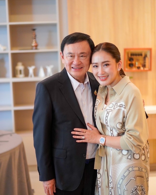 Selain baju branded, Paetongtarn pun seringkali kedapatan pakai jam tangan mewah. Ketika berpose dengan ayahnya, Thaksin Shinawatra, yang digulingkan pada 2006, ia mengenakan Audemars Piguet Royal Oak.  Foto: Instagram @ingshin21