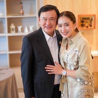 Selain baju branded, Paetongtarn pun seringkali kedapatan pakai jam tangan mewah. Ketika berpose dengan ayahnya, Thaksin Shinawatra, yang digulingkan pada 2006, ia mengenakan Audemars Piguet Royal Oak.  Foto: Instagram @ingshin21