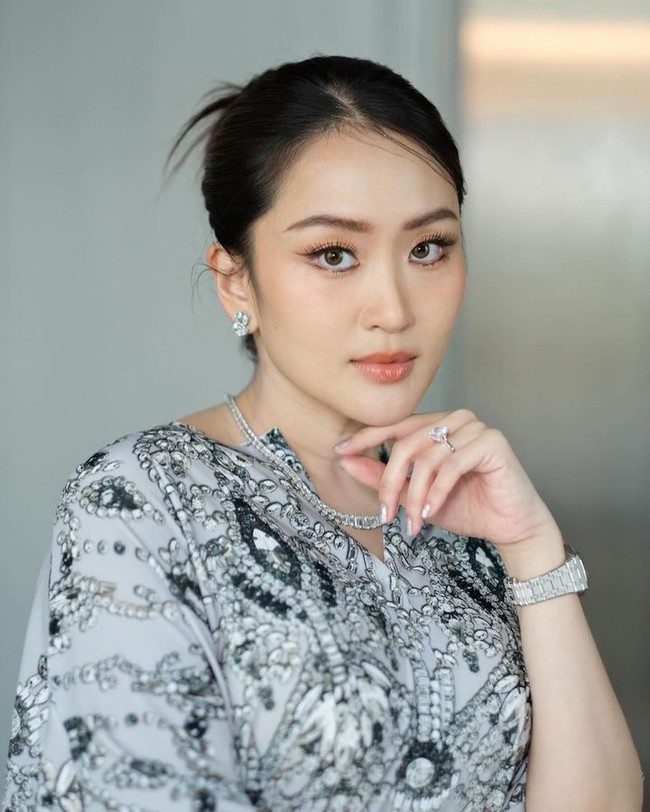 Selain karena usia dan fakta bahwa Paetongtarn merupakan anak dari mantan PM Thaksin Shinawatra, wanita tersebut juga disorot karena gayanya yang menawan. Politisi yang juga pengusaha memang itu tidak ragu untuk memamerkan penampilan cantik dan branded di Instagram. Foto: Instagram Paetongtarn Shinawatra