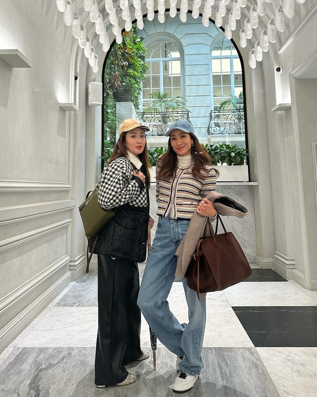 Sedangkan saat berkunjung ke Paris bersama saudarinya, ia tampil stylish dan awet muda mengenakan backpack Loro Piana Extra Pocket yang dipadu jaket Dior, topi Chanel, dan celana kulit hitam. Foto: Instagram @ingshin21