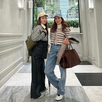Sedangkan saat berkunjung ke Paris bersama saudarinya, ia tampil stylish dan awet muda mengenakan backpack Loro Piana Extra Pocket yang dipadu jaket Dior, topi Chanel, dan celana kulit hitam. Foto: Instagram @ingshin21