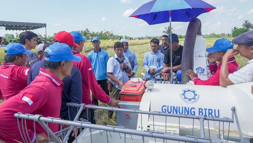 Para petani di 10 subak di Kecamatan Abiansemal, Badung, belajar pakai mesin panen padi modern, beberapa waktu lalu.  (Dok Dinas Pertanian Badung)