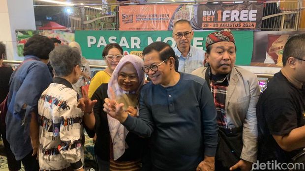 Pasangan bakal calon gubernur dan wakil gubernur Jakarta, Pramono Anung-Rano Karno, makan malam di Blok M, Jaksel. Pengunjung mengajak Pramono-Rano selfie. (Taufiq S/detikcom)