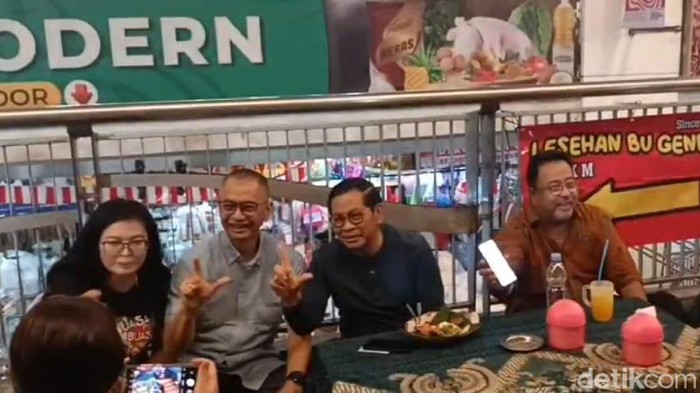 Dua Tokoh Ternama, Pramono dan Rano, Meriahkan Blok M dengan Momen Selfie Bersama Warga