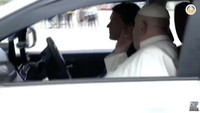 Pemimpin tertinggi Gereja Katolik sedunia itu disambut mobil medium MPV Kijang Innova Zenix saat tiba di Indonesia. (Foto: Youtube Komsos Katedral Jakarta)