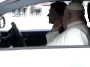 Mengenang Kesederhanaan Paus Fransiskus yang Hobi Naik Mobil Rakyat