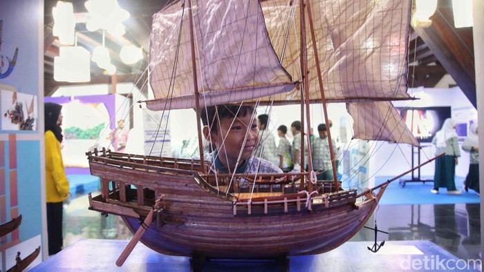 Museum Bahari di Jakarta Utara sedang menggelar pameran miniatur kapal-kapal monumental yang bersejarah. Pameran ini diserbu para pelajar.