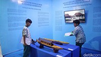 Selain kapal pinisi, yang menarik dalam ruangan ini adalah kapal Jung China yang terinspirasi dari kapal tradisional Nusantara. Kemudian ada juga perahu gubang yang berasa dari Kalimantan Timur. Selain kapal pinisi, yang menarik dalam ruangan ini adalah kapal Jung China yang terinspirasi dari kapal tradisional Nusantara. Kemudian ada juga perahu gubang yang berasa dari Kalimantan Timur.