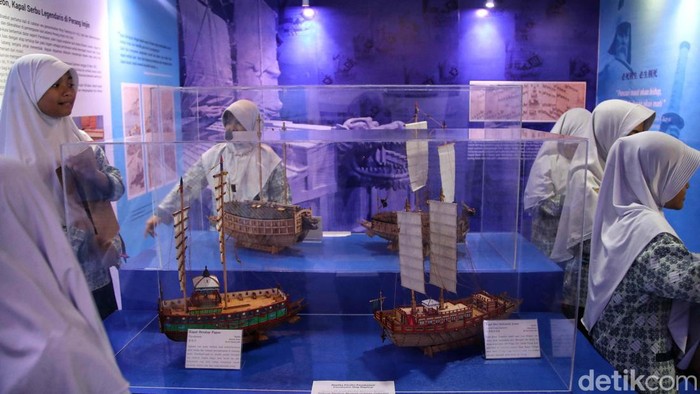 Museum Bahari di Jakarta Utara sedang menggelar pameran miniatur kapal-kapal monumental yang bersejarah. Pameran ini diserbu para pelajar.