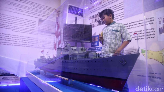 Museum Bahari di Jakarta Utara sedang menggelar pameran miniatur kapal-kapal monumental yang bersejarah. Pameran ini diserbu para pelajar.