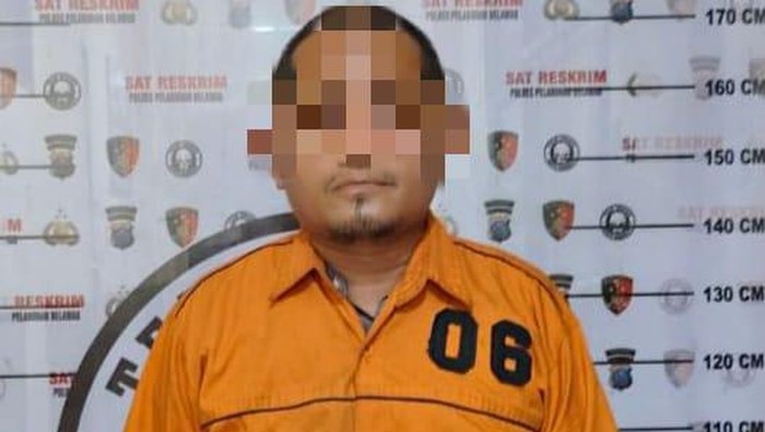 Pelaku Al Ikhsan saat diamankan di kantor polisi. (Foto: Dok Polres Pelabuhan Belawan).