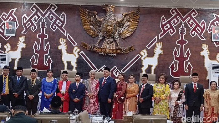 Pelantikan anggota DPRD NTT periode 2024-2029, Selasa (3/9/2024). (Simon Selly/detikBali)