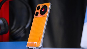 Nubia Music menjadi ponsel yang cukup menarik perhatian karena dilengkapi speaker besar pada bagian belakangnya. Foto: Dok. ZTE