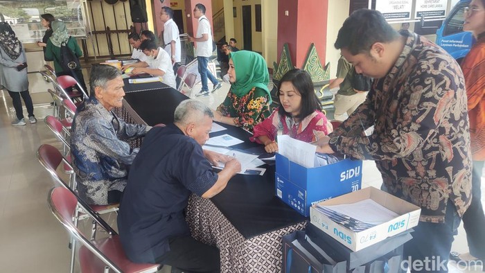 Proses pembayaran ganti rugi tol Jogja-Solo di Kalurahan Sendangadi, Mlati, Sleman, Selasa (3/9/2024).