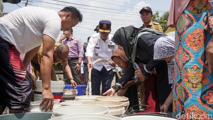Pemkab distribusikan air bersih untuk wilayah terdampak kekeringan