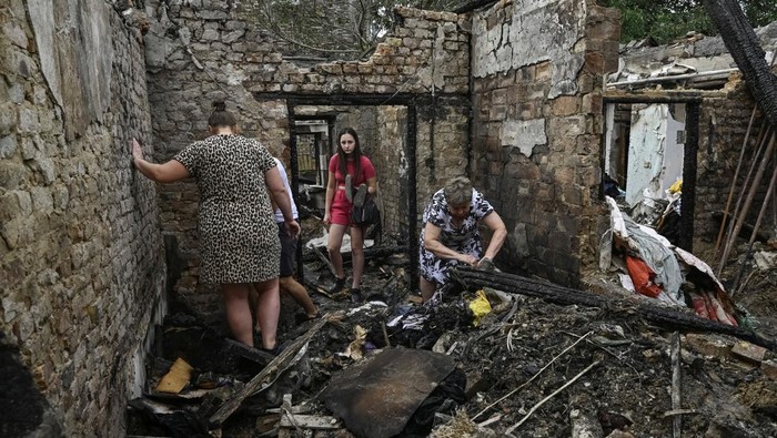 Penampakan Hotel di Ukraina Rusak Akibat Serangan Rusal Rusia Serangan rudal Rusia menghantam bangunan hotel di Zaporizhzhia, Ukraina. Bangunan hancur dan rusak.