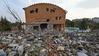 Pemandangan umum menunjukkan bangunan hotel yang rusak akibat serangan rudal Rusia di Zaporizhzhia, Ukraina, Selasa (3/9/2024).