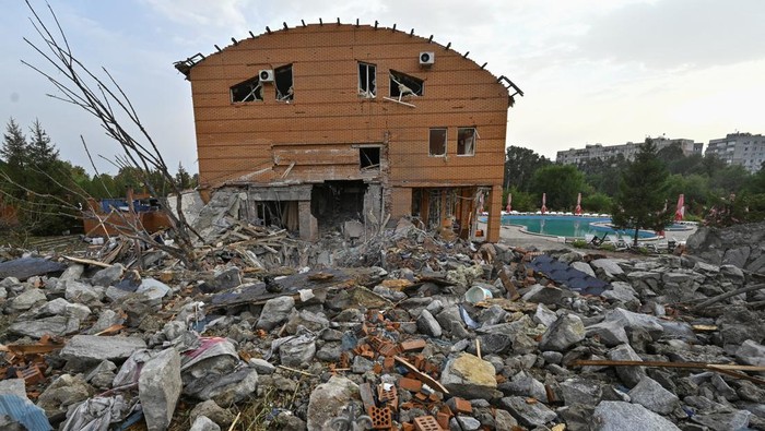 Penampakan Hotel di Ukraina Rusak Akibat Serangan Rusal Rusia Serangan rudal Rusia menghantam bangunan hotel di Zaporizhzhia, Ukraina. Bangunan hancur dan rusak.