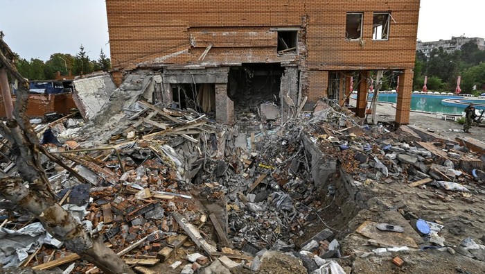 Penampakan Hotel di Ukraina Rusak Akibat Serangan Rusal Rusia Serangan rudal Rusia menghantam bangunan hotel di Zaporizhzhia, Ukraina. Bangunan hancur dan rusak.