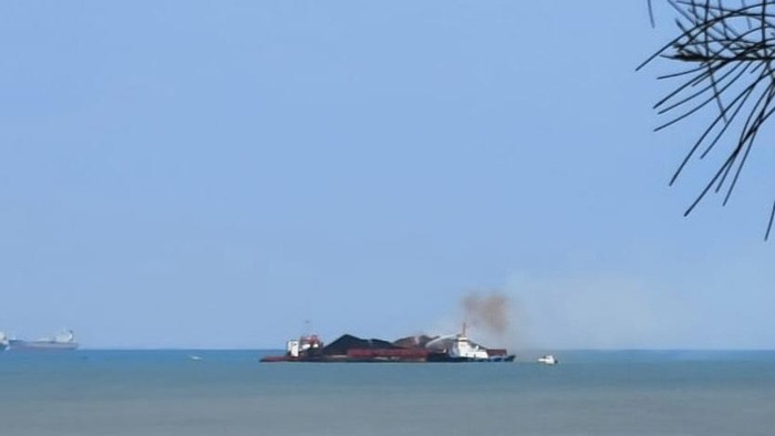 Penampakan kapal tongkang angkut batu bara terbakar di Bangka Barat