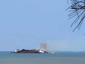 Kapal Tongkang Angkut Batu Bara Terbakar di Bangka Barat