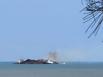 Kapal Tongkang Angkut Batu Bara Terbakar di Bangka Barat