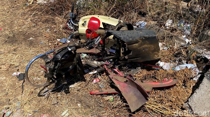 Penampakan motor metik milik Mahasiswa Upi Cibiru Daris Mujahid Taqwa yang tertabrak KA Pasundan.