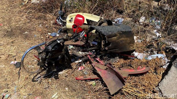Penampakan motor metik milik Mahasiswa Upi Cibiru Daris Mujahid Taqwa yang tertabrak KA Pasundan.