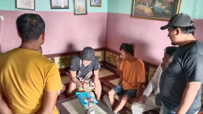 Penangkapan tersangka tawuran saat karnaval di Jombang.