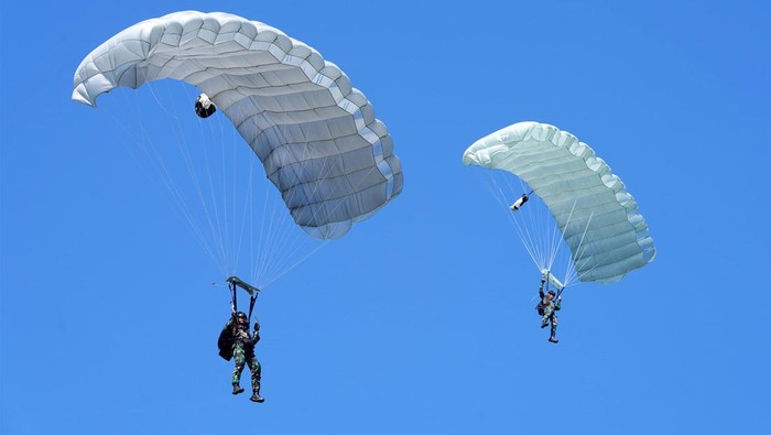 Penerjun Multinasional dan TNI 'Menari' di Langit Banongan Dengan menggunakan helikopter CH-47 Chinook milik Angkatan Darat Amerika Serikat, puluhan pasukan penerjun melaksanakan terjun bebas militer atau military free fall sebagai bagian dari latihan gabungan bersama Super Garuda Shield 2024 bertempat di Banongan Situbondo Jawa Timur, Senin (2/9/2024).